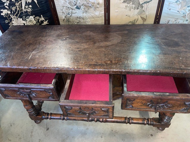 17th century Spanish table in chestnut