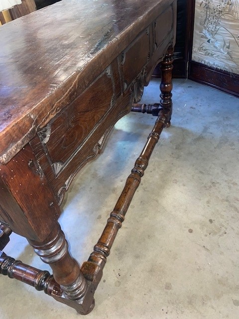 17th century Spanish table in chestnut