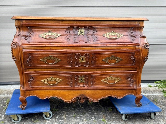 18th century French provincial chest of drawers in walnut