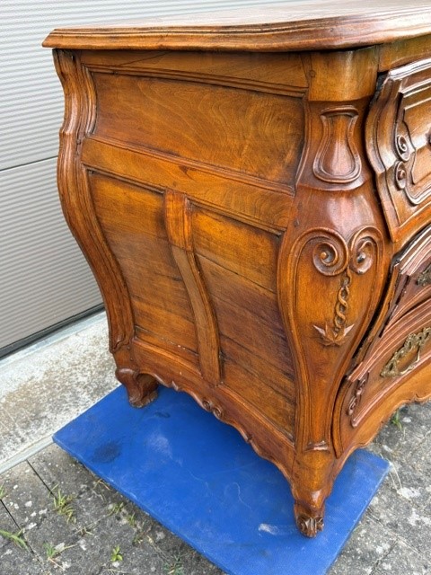 18th century French provincial chest of drawers in walnut