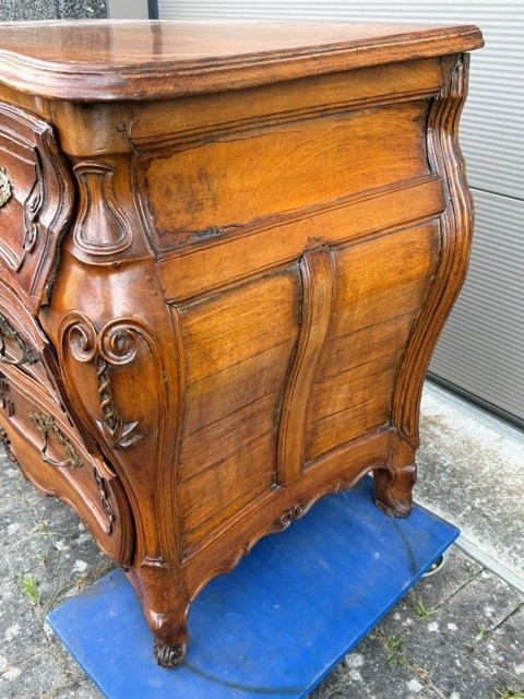 18th century French provincial chest of drawers in walnut