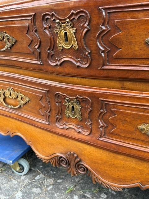 18th century French provincial chest of drawers in walnut