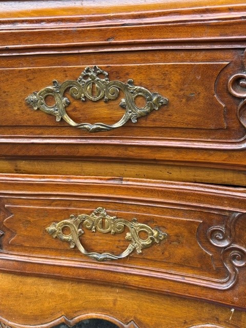 18th century French provincial chest of drawers in walnut