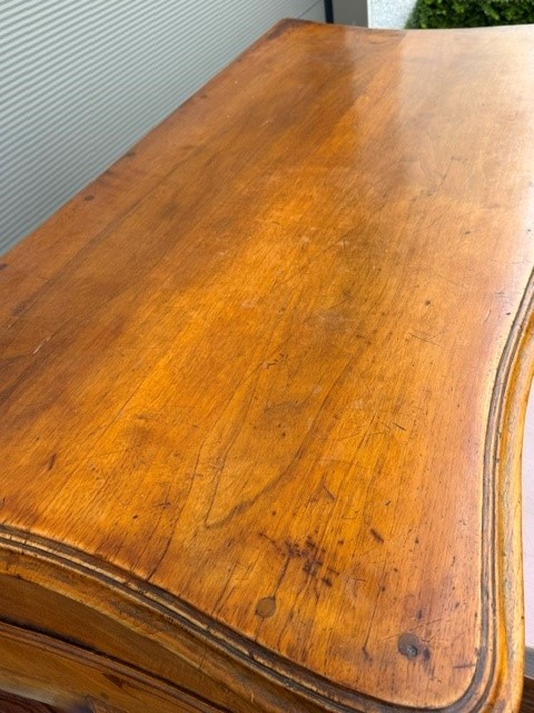 18th century French provincial chest of drawers in walnut