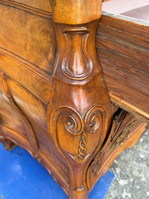 18th century French provincial chest of drawers in walnut