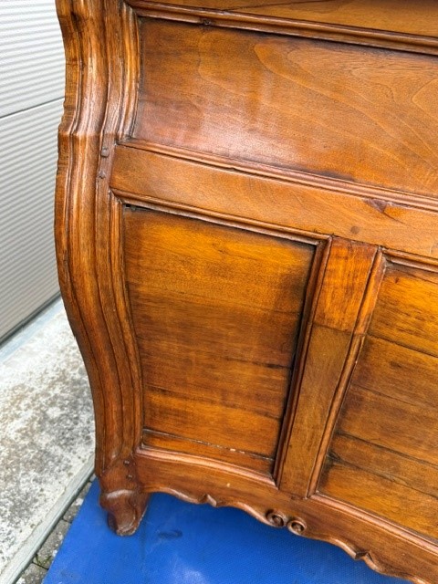 18th century French provincial chest of drawers in walnut