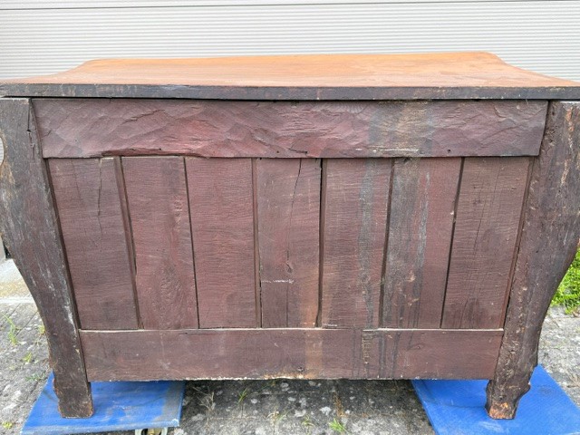 18th century French provincial chest of drawers in walnut