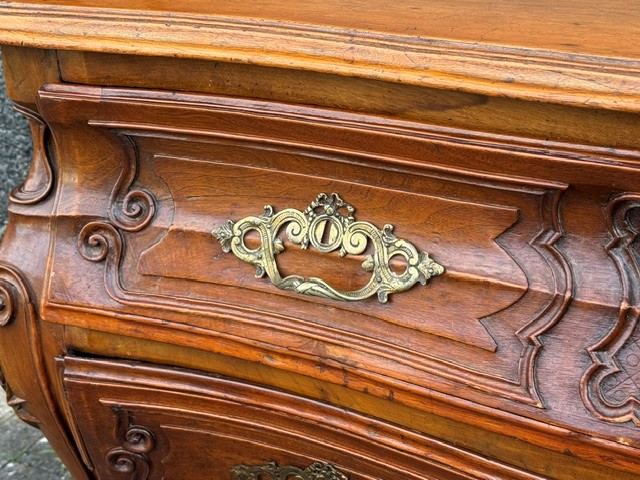 18th century French provincial chest of drawers in walnut
