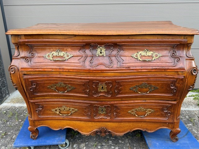 18th century French provincial chest of drawers in walnut