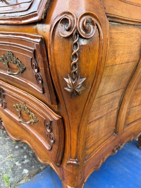 18th century French provincial chest of drawers in walnut