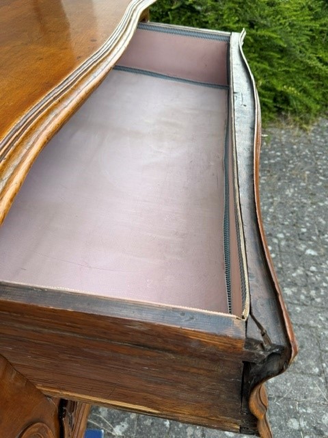 18th century French provincial chest of drawers in walnut