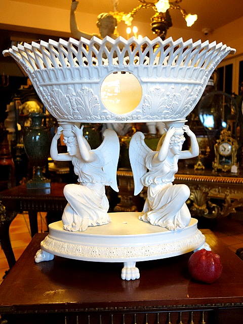 A Paris porcelain centre piece