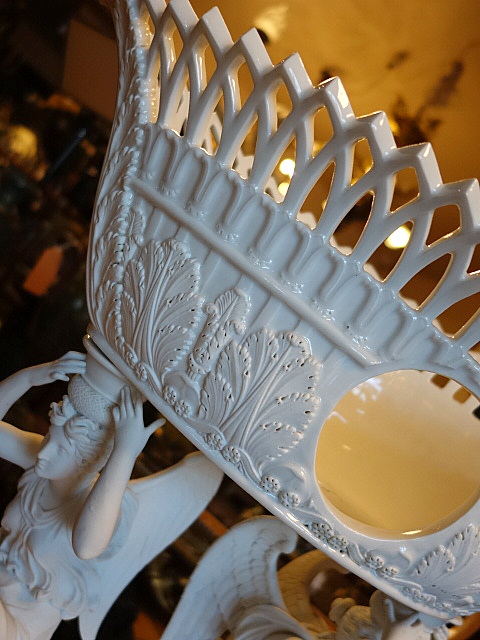 A Paris porcelain centre piece