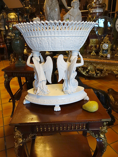 A Paris porcelain centre piece