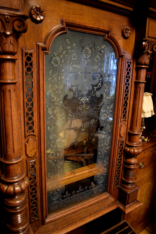 Coin-operated symphonion-orchestrion with 12 bells 