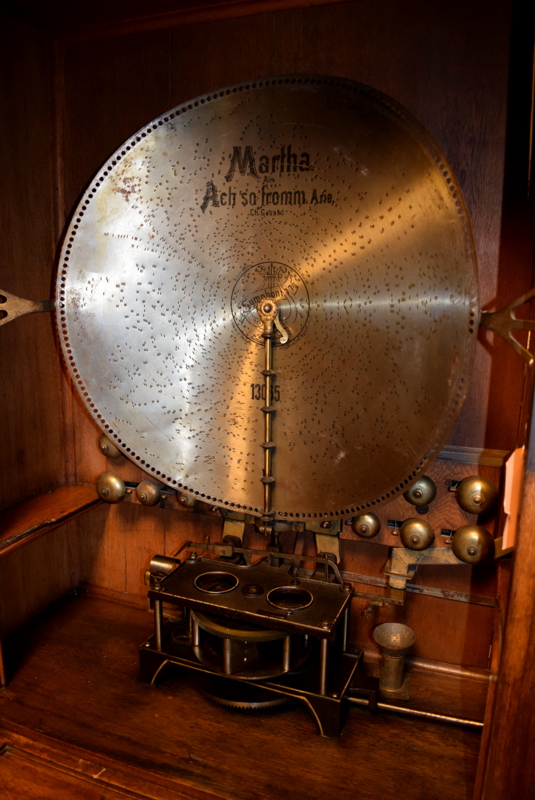 Coin-operated symphonion-orchestrion with 12 bells 