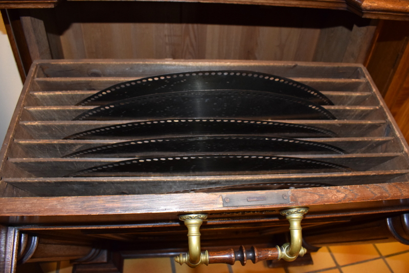 Coin-operated symphonion-orchestrion with 12 bells 