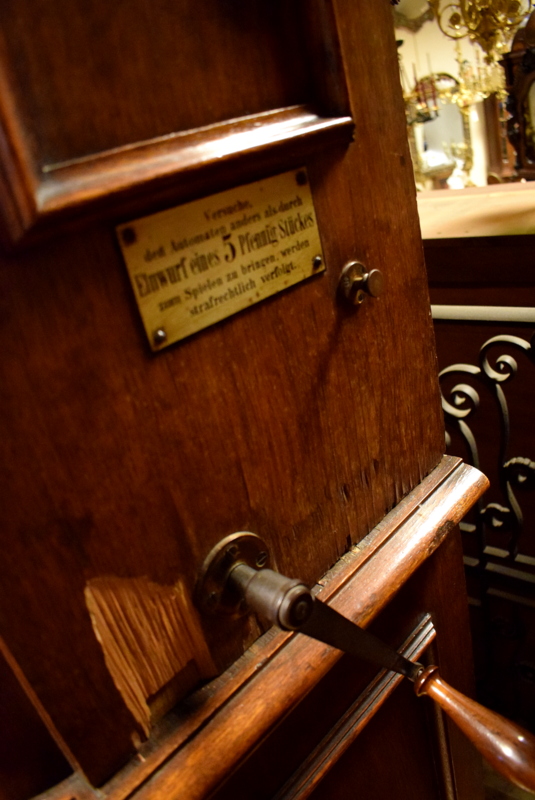 Coin-operated symphonion-orchestrion with 12 bells 