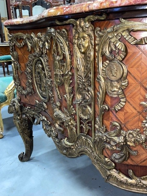 Commode Médaillier