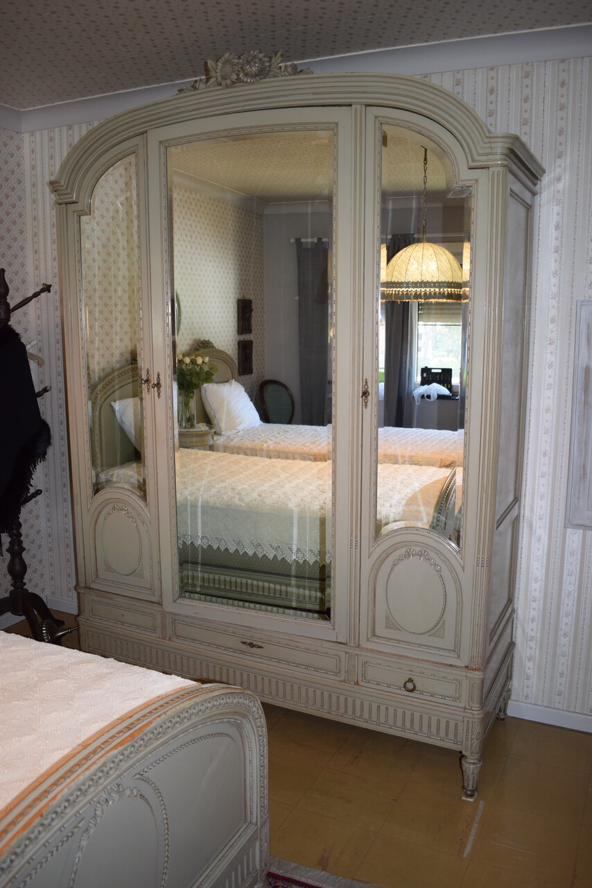 Exceptional French Louis XVI style bedroom suite