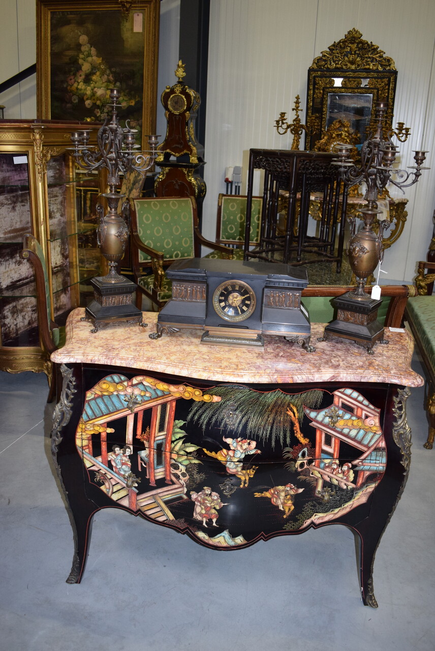 Louis XV commode with Chinese lacquer 