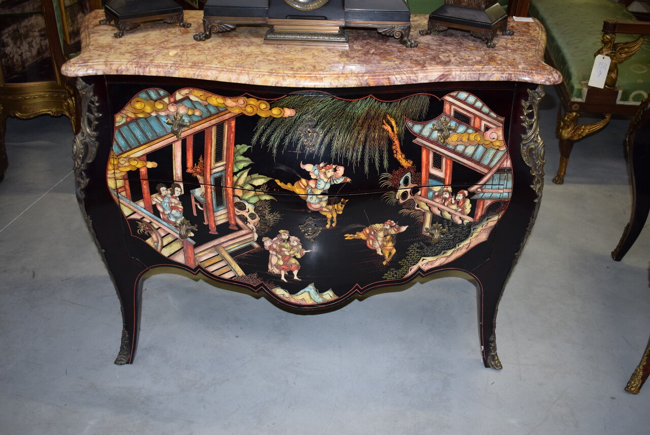 Louis XV commode with Chinese lacquer 