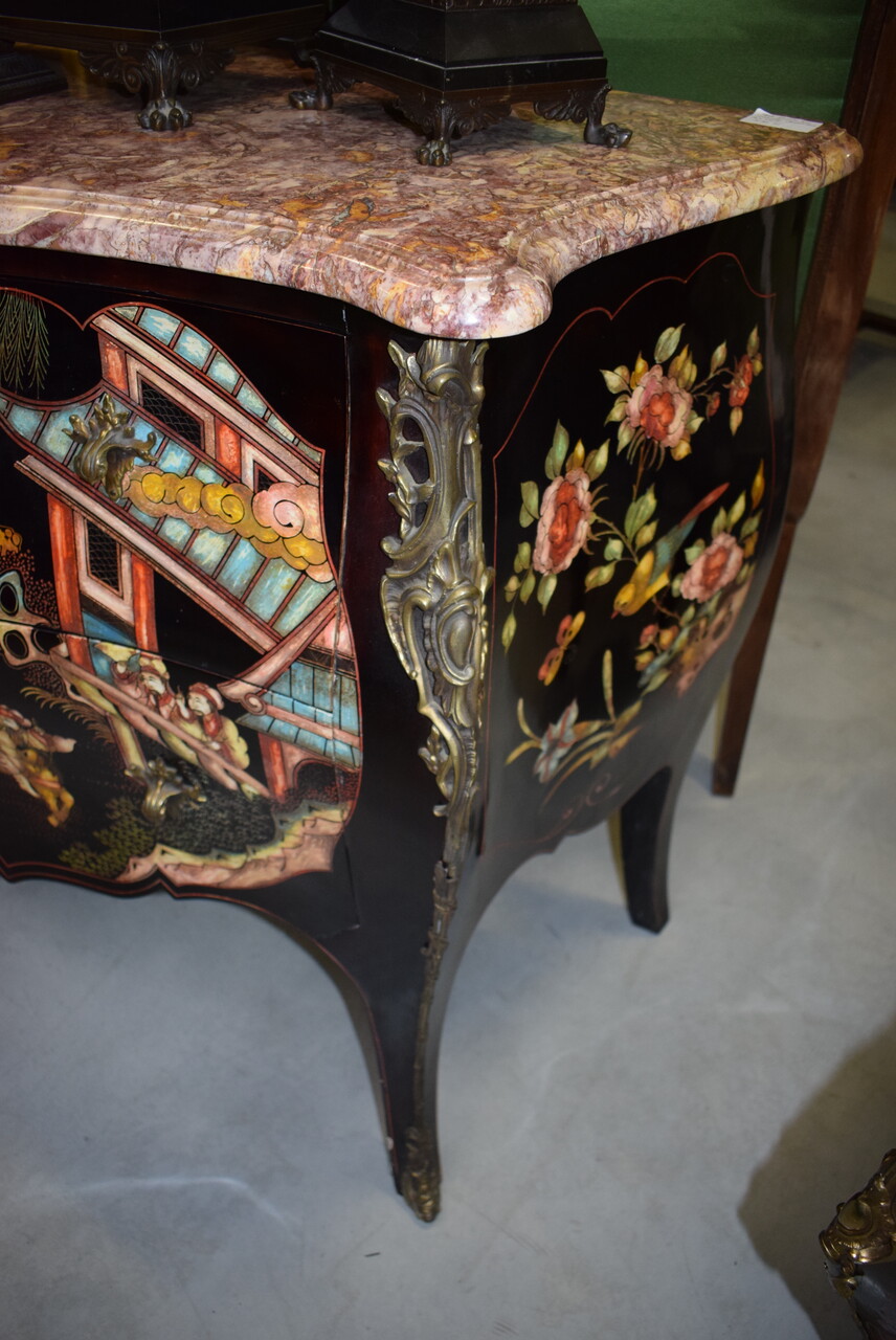 Louis XV commode with Chinese lacquer 