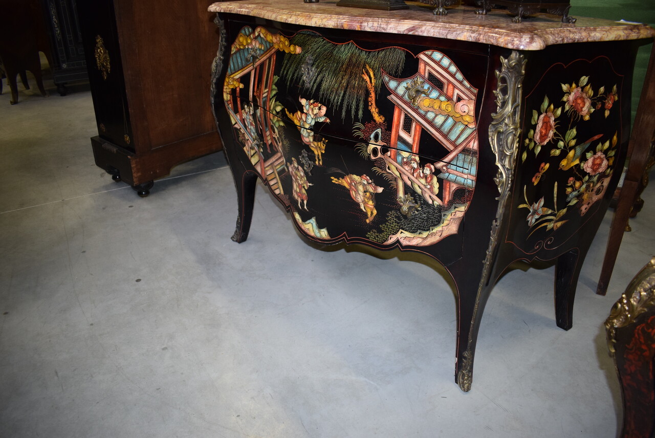 Louis XV commode with Chinese lacquer 