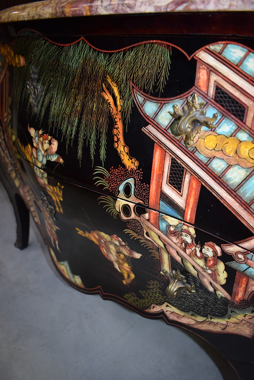 Louis XV commode with Chinese lacquer 