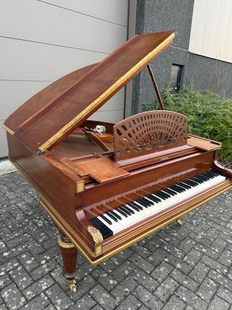 Piano à queue by Pleyel & Dumontier 