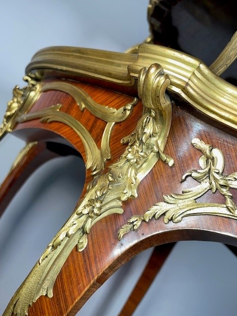 Thea table by François Linke