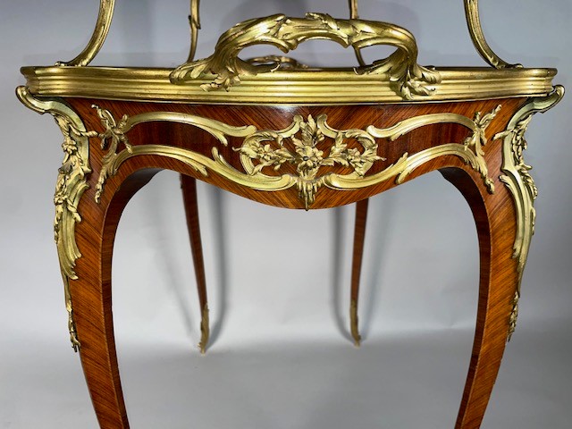 Thea table by François Linke