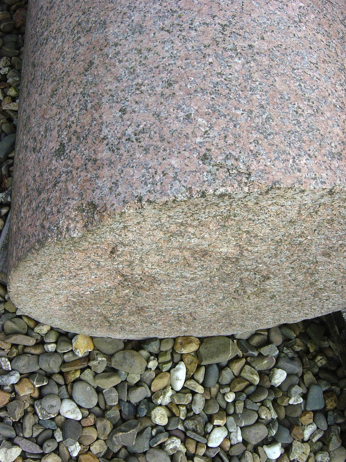 Three monumental columns in granit and belgian blue stone 