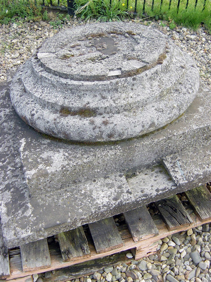 Three monumental columns in granit and belgian blue stone 