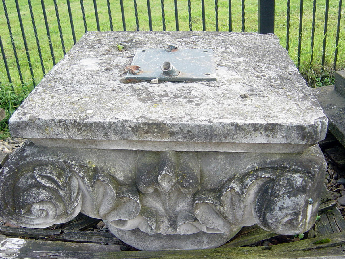Three monumental columns in granit and belgian blue stone 